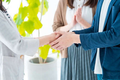 娘の彼氏が挨拶に来る! 質問内容や聞くことを解説 おもてなし用ギフトも紹介